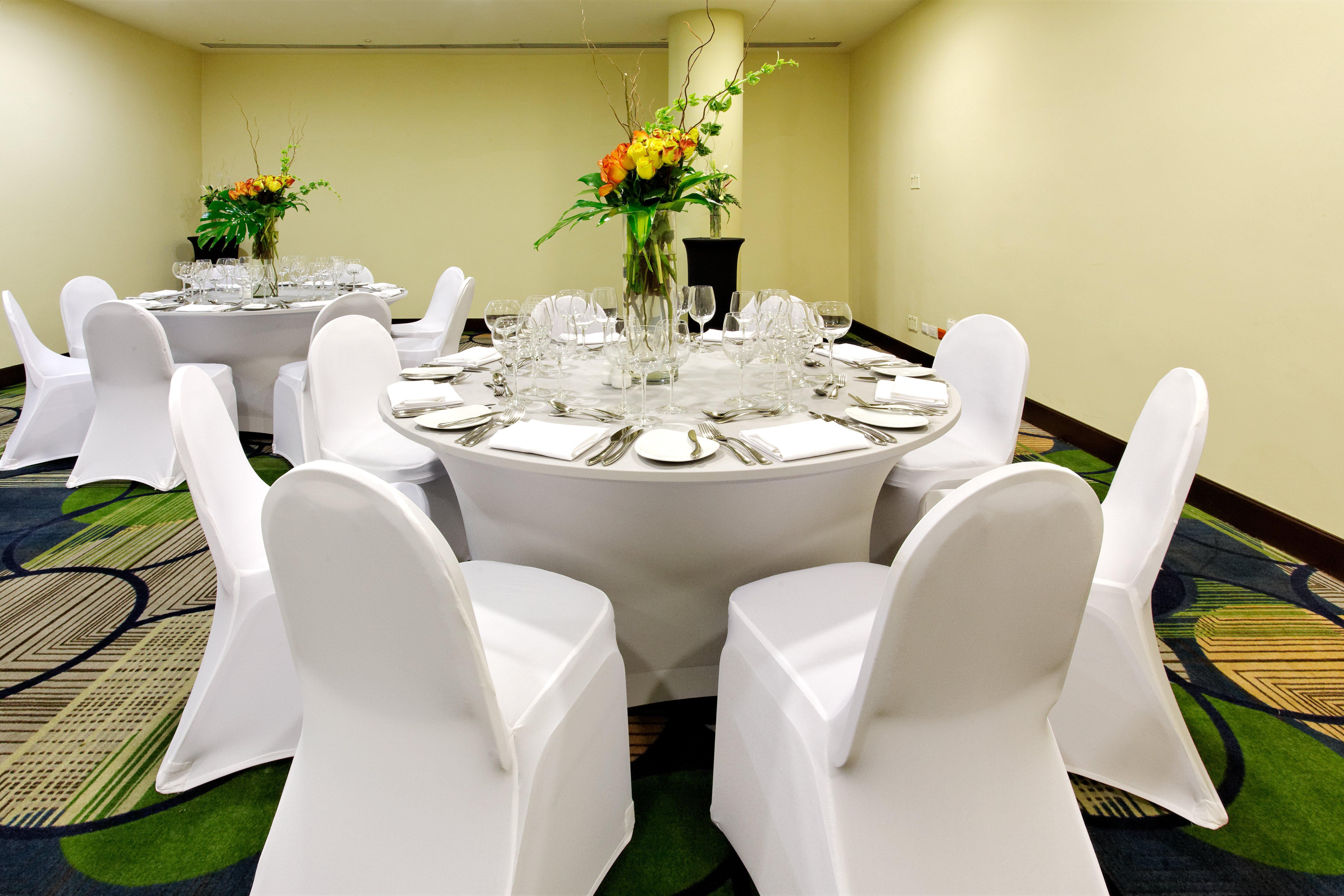 Holiday Inn Santo Domingo By Ihg Екстериор снимка A table set for a formal dinner