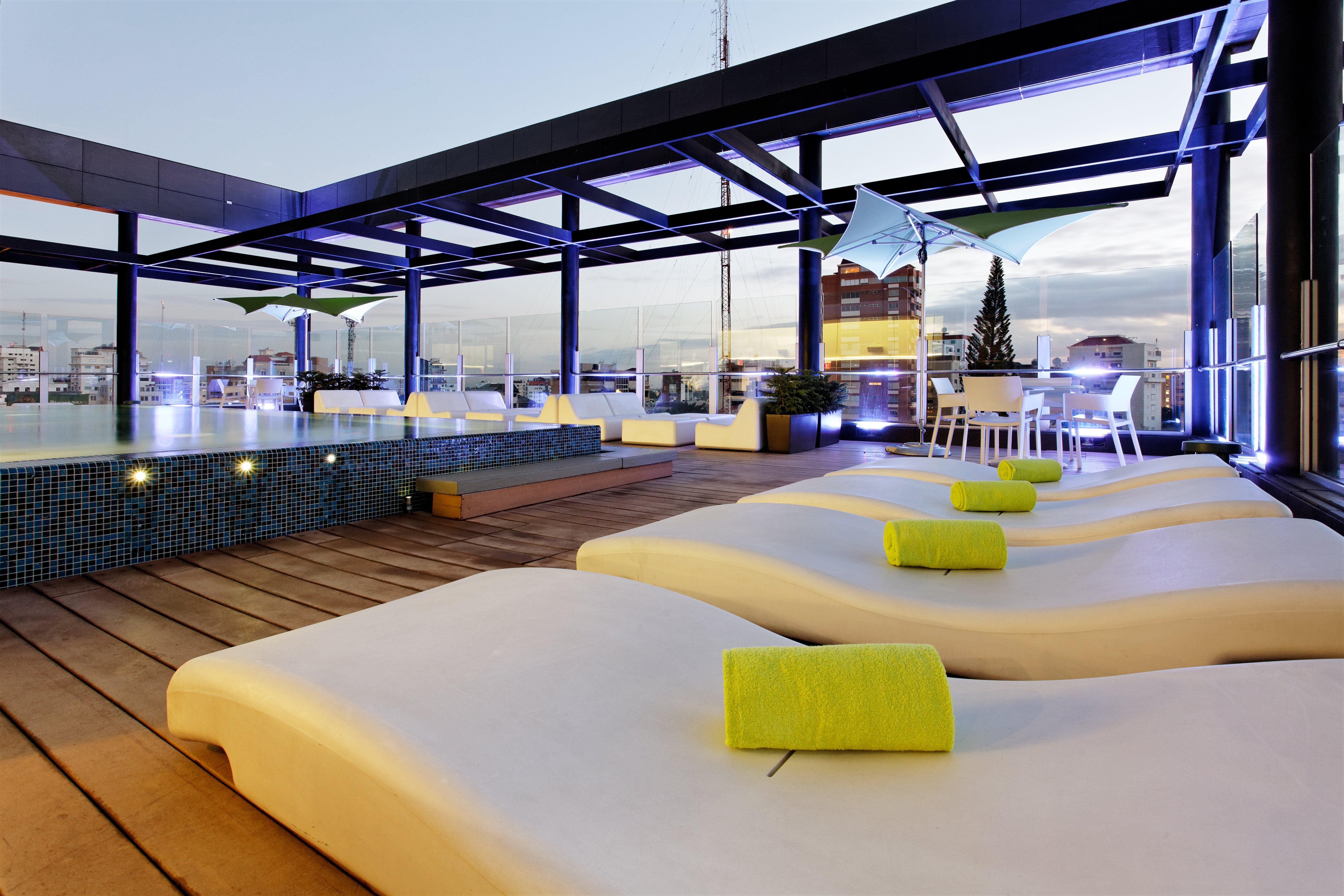 Holiday Inn Santo Domingo By Ihg Екстериор снимка The rooftop pool at the hotel