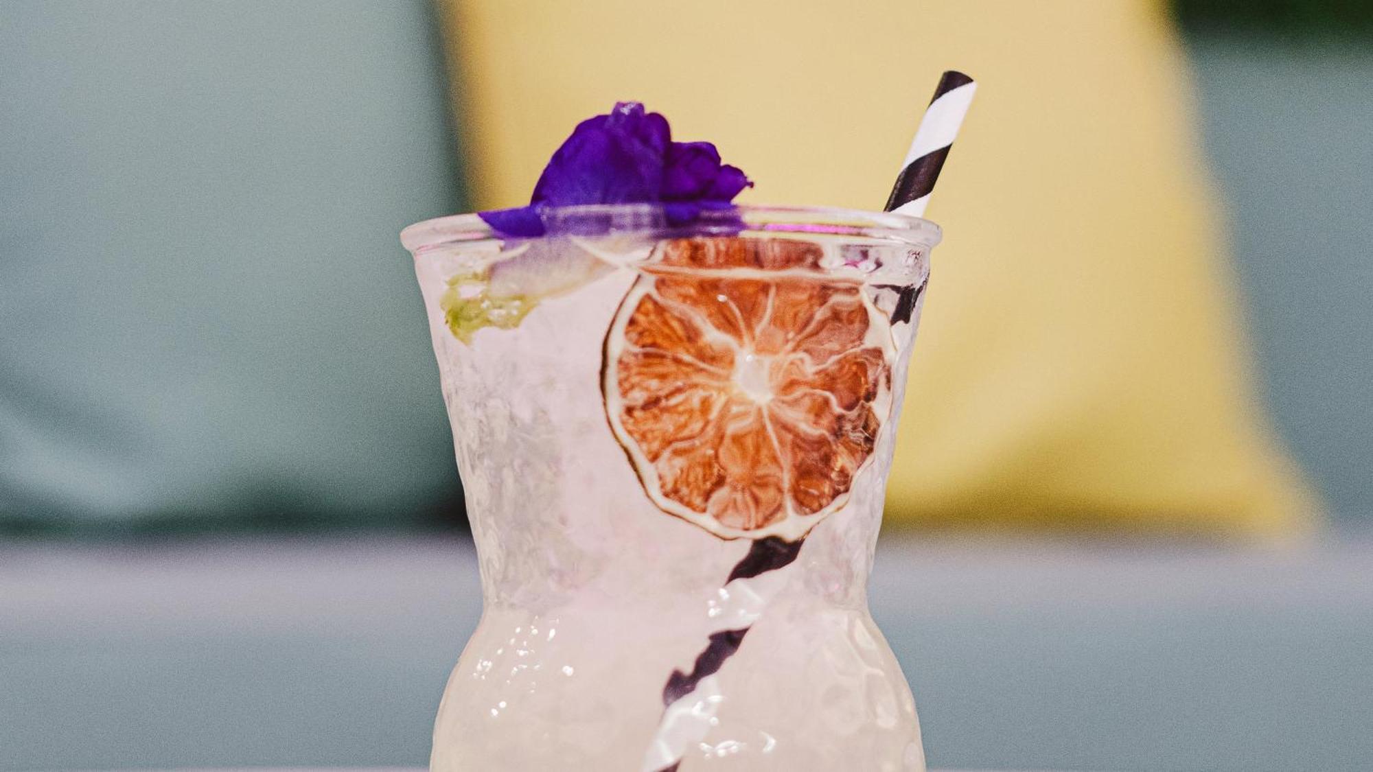 Holiday Inn Santo Domingo By Ihg Екстериор снимка A cocktail with a paper straw