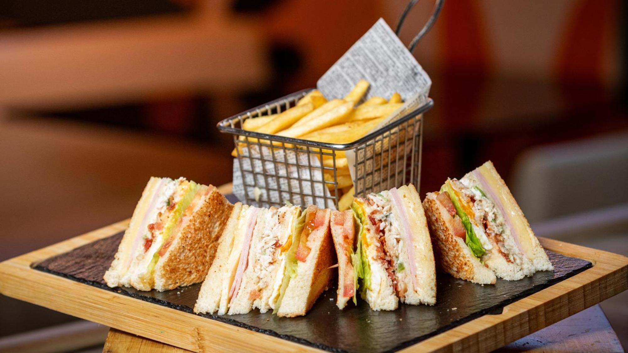 Holiday Inn Santo Domingo By Ihg Екстериор снимка A club sandwich with chips