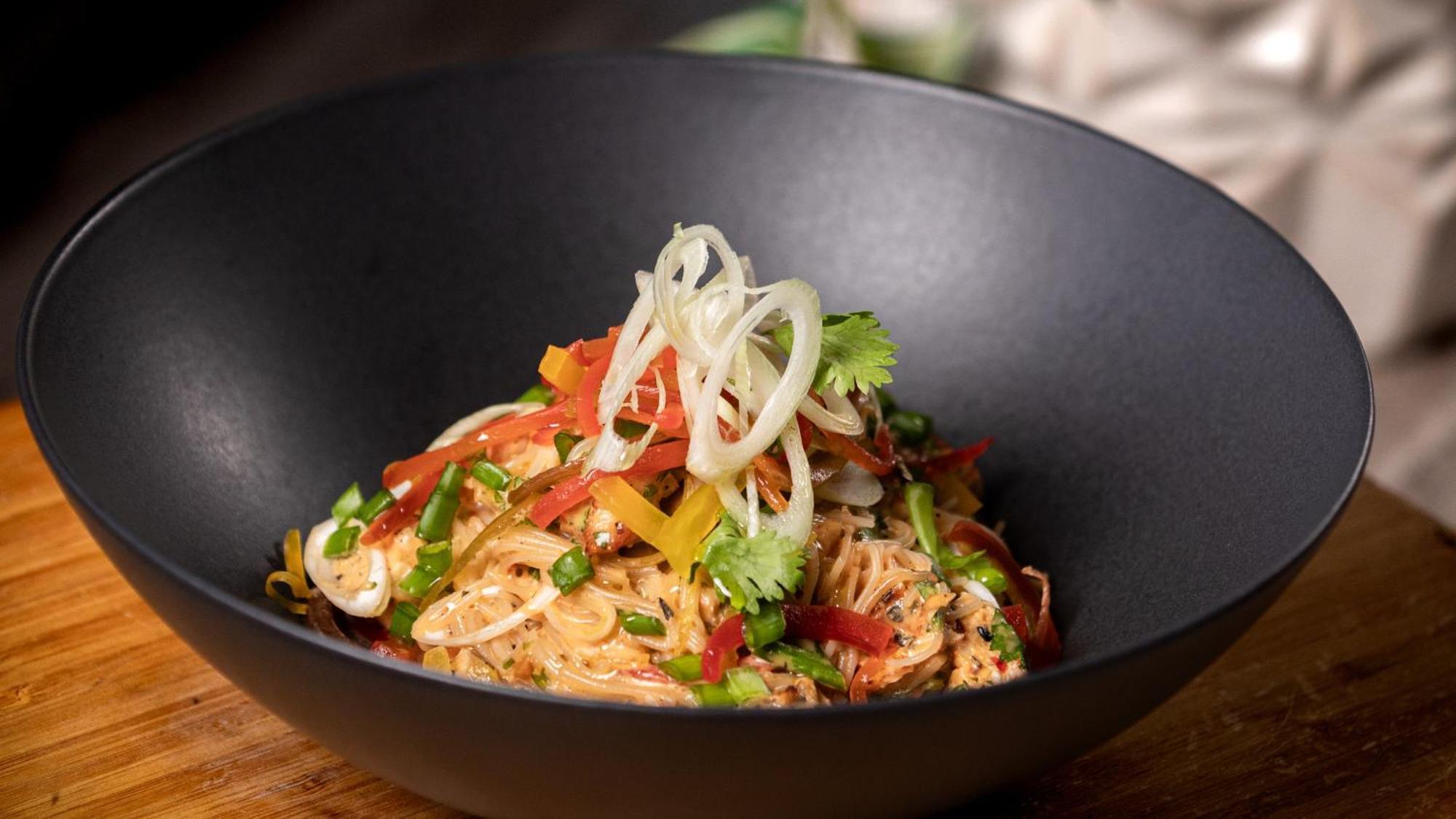 Holiday Inn Santo Domingo By Ihg Екстериор снимка A bowl of Thai peanut chicken salad