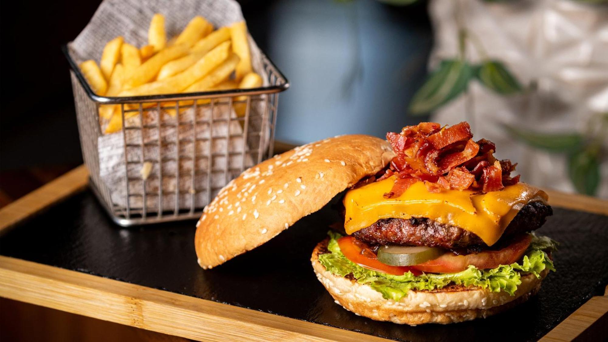 Holiday Inn Santo Domingo By Ihg Екстериор снимка A cheeseburger with bacon