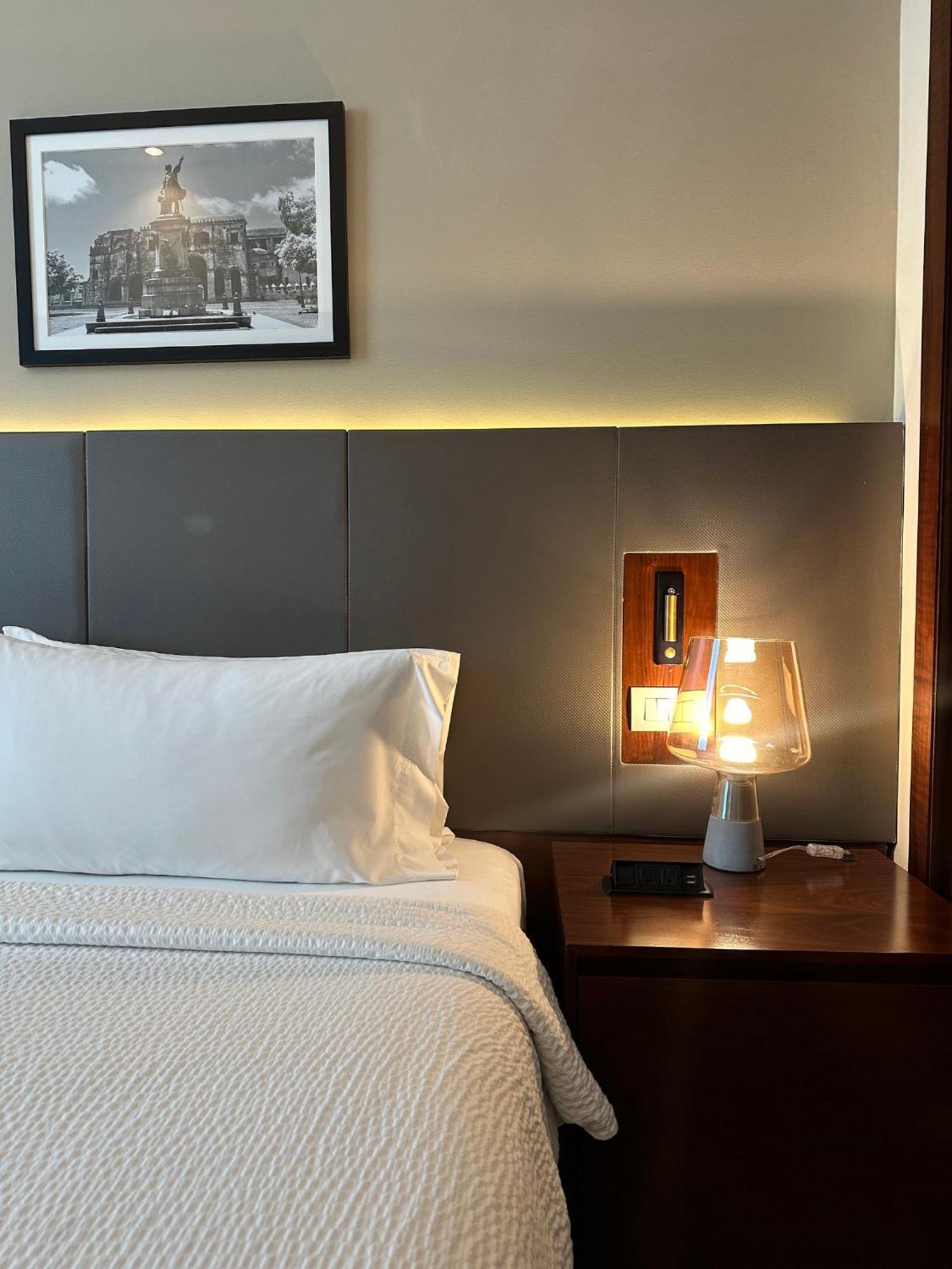 Holiday Inn Santo Domingo By Ihg Екстериор снимка A bedside table