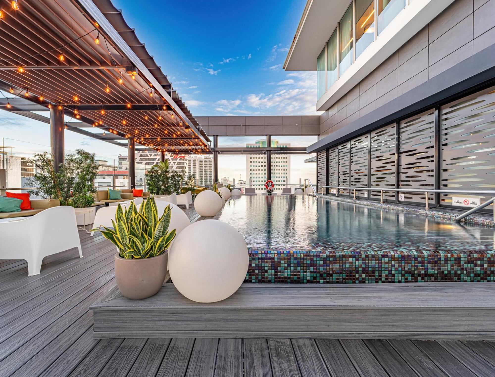 Holiday Inn Santo Domingo By Ihg Екстериор снимка Rooftop pool at the hotel